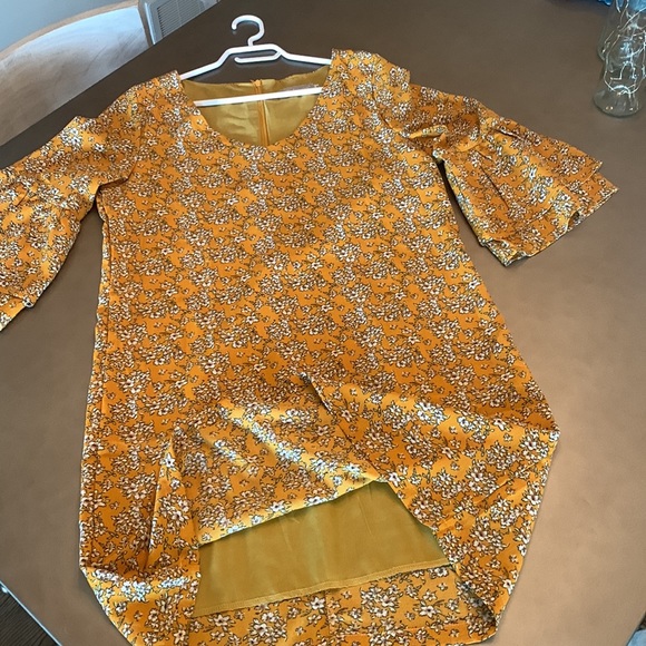 Cute summer dress yellow w white flowers - Picture 2 of 3